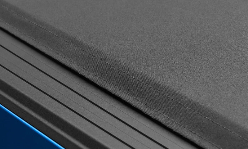 Lund 15-17 Chevy Colorado (5ft. Bed) Genesis Elite Roll Up Tonneau Cover - Black